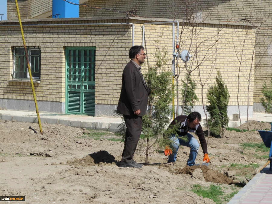 درختکاری محوطه آموزشکده توسط دانشجویان