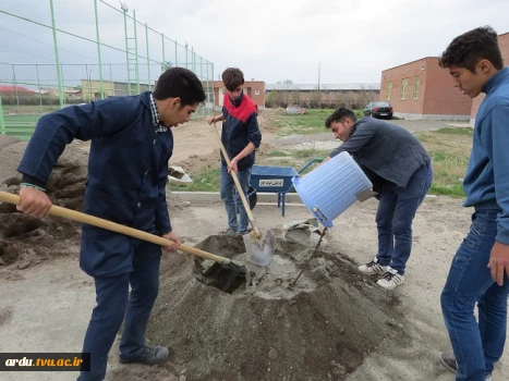 آرماتوربندی و بتن ریزی پایه های صندلی و سطل های زباله توسط دانشجویان