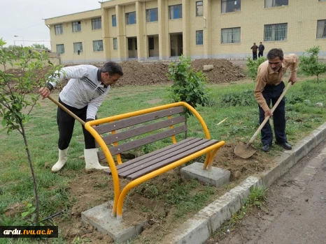 آرماتوربندی و بتن ریزی پایه های صندلی و سطل های زباله توسط دانشجویان