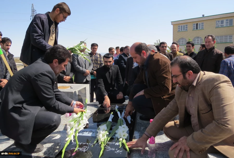 غبارروبی مزار شهدای گمنام آموزشکده فنی و حرفه ای پسران اردبیل